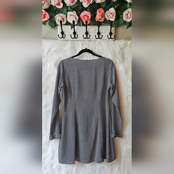 H&M Divided B&W Houndstooth Flared Button-Up Dress - Picture 3 of 7